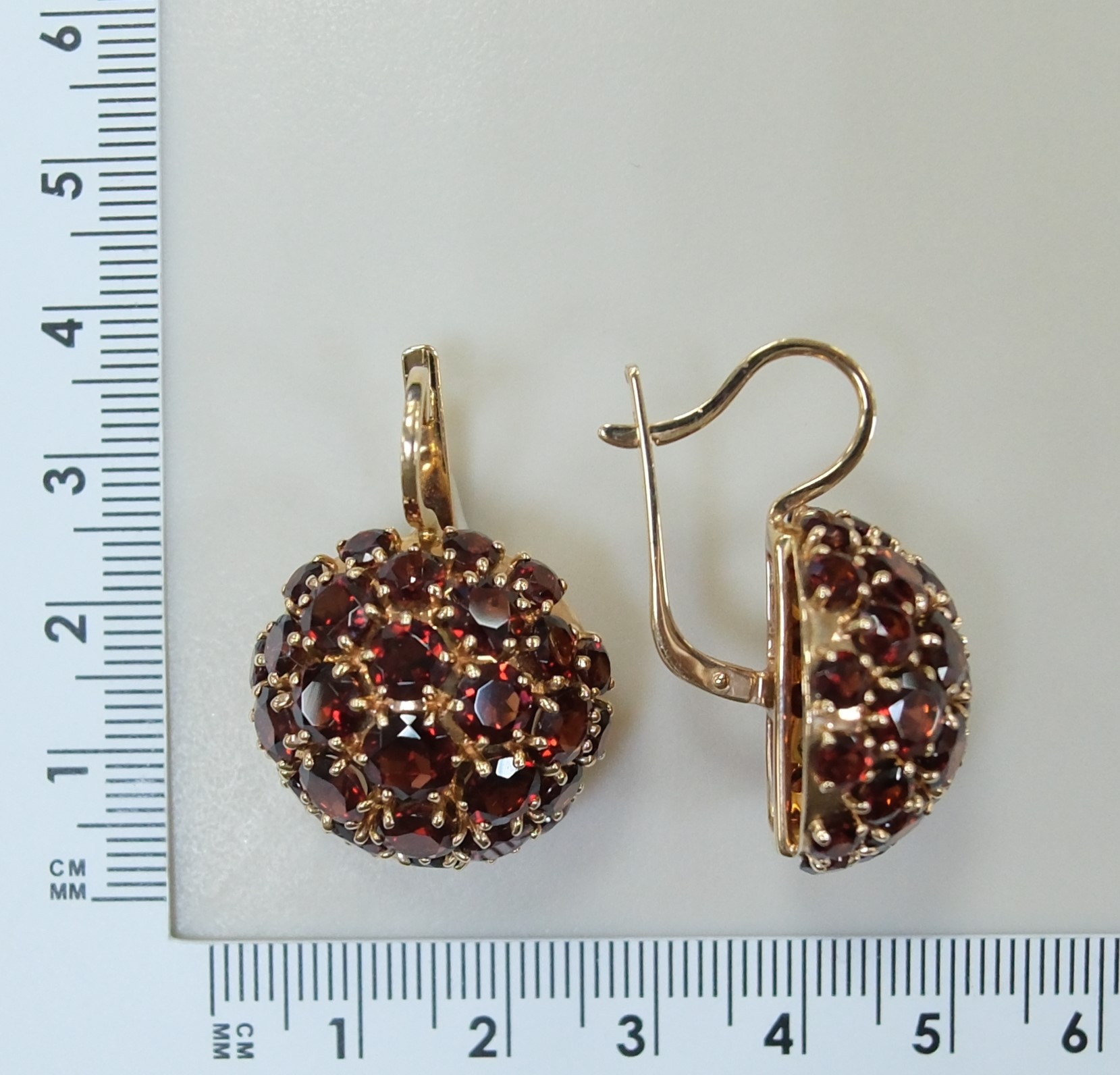 Серьги из золота с гранатами